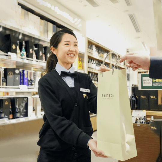 笑顔で丁寧な接客をするスタッフ